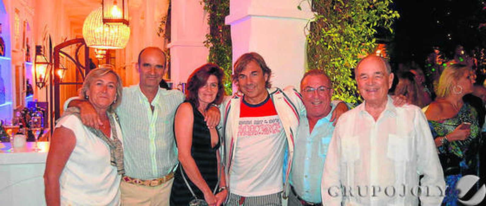 Mamen Goenechea, Javier Yrayzoz, Salud Gordon, principe Hubertus de Hohenlohe, Miguel Yrayzoz y conde Rudi, durante la fiesta de inauguración.  Foto: Ignacio Casas de Ciria