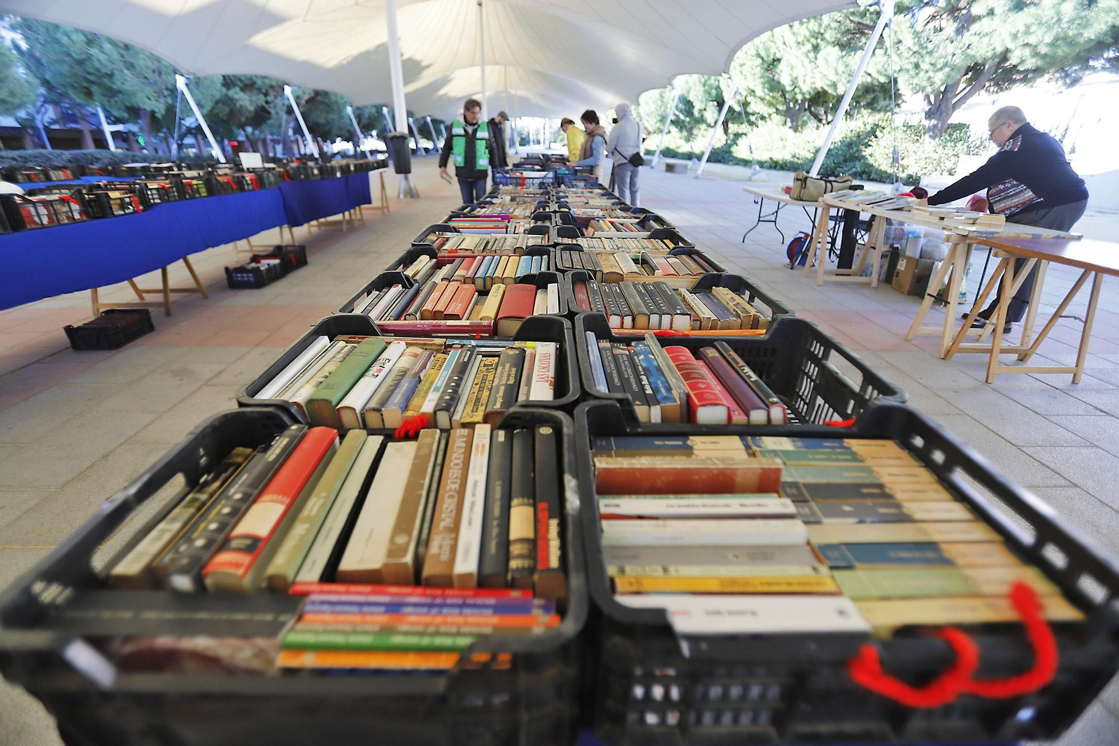 Imágenes del mercadillo solidario de Ayre en Huelva