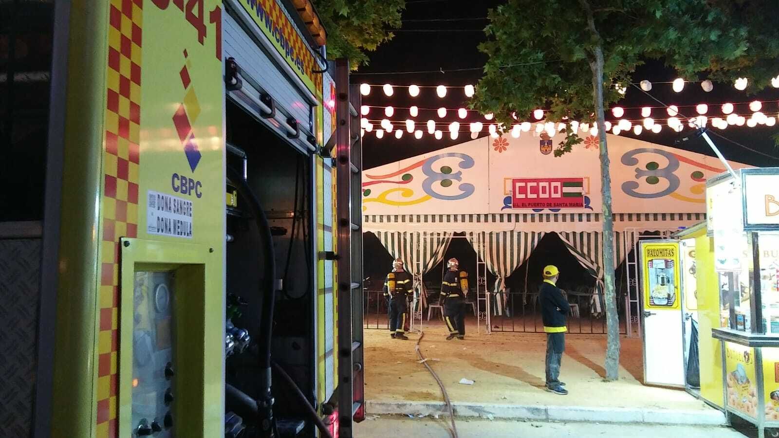 Los bomberos durante su actuación en el fuego en una caseta de El Puerto