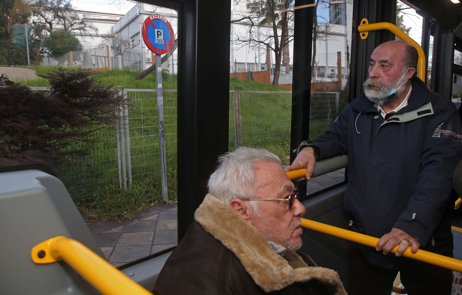 Fotos del primer día sin mascarillas en el transporte público en Algeciras