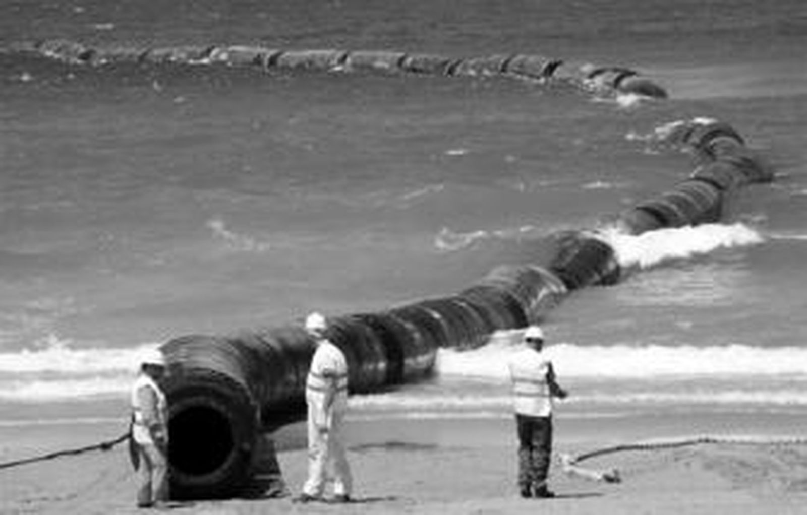 Preparativos para la draga de arena ayer en Vejer.