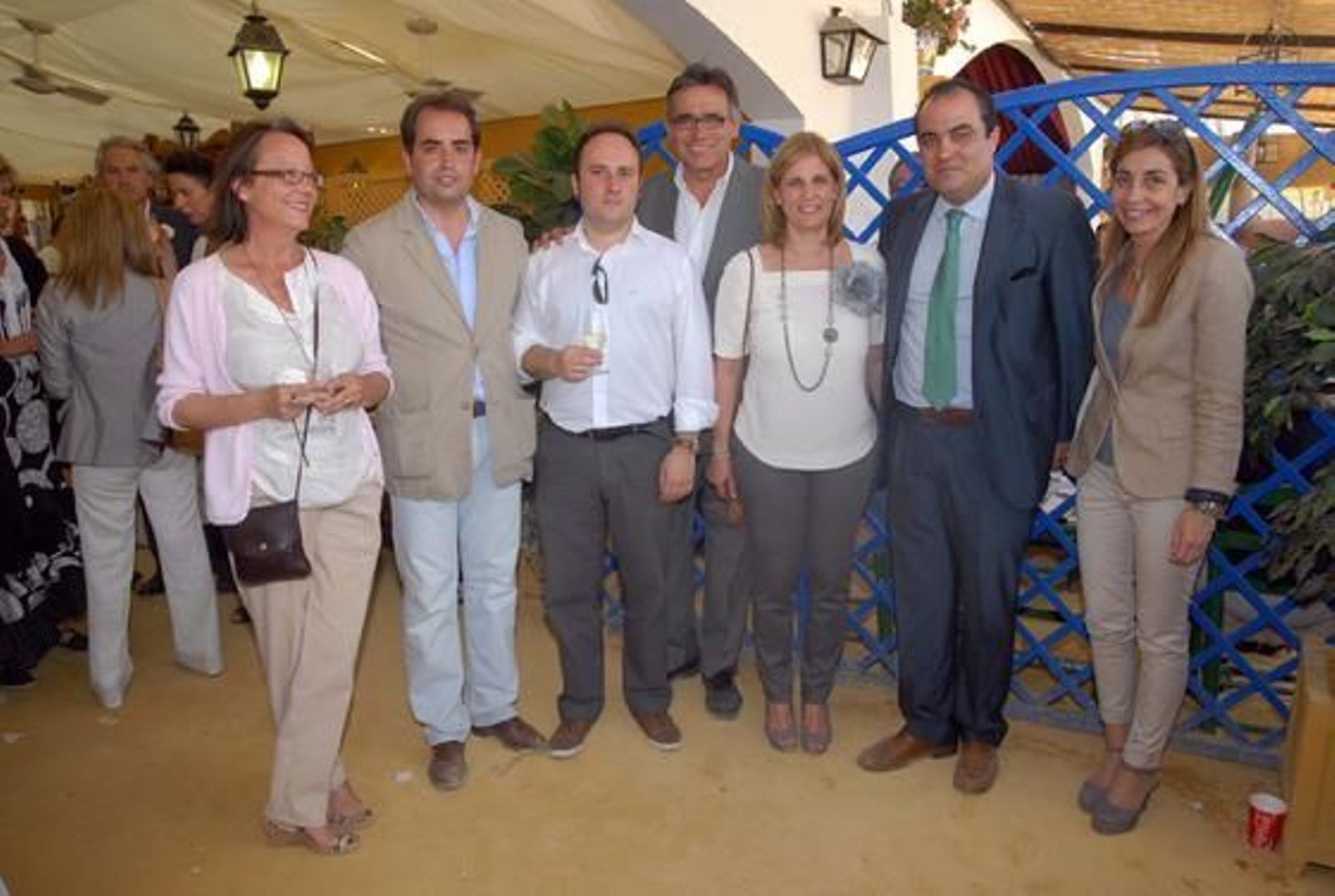 La candidata del PP, María José García-Pelayo, junto a los populares Felisa Rosado, Antonio Saldaña y Javier Durá, el periodista Francisco Sánchez Múgica, David Fernández, y la jefa de prensa del PP, Roxana Sáez. 

Foto: Manuel Aranda