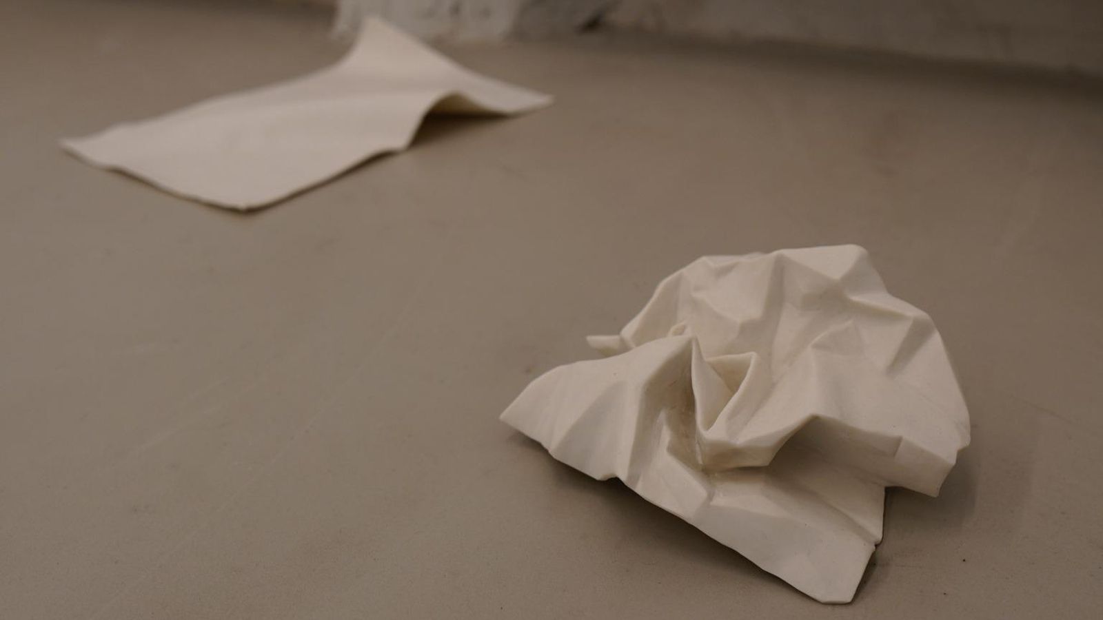 Piezas de porcelana que evocan al papel desechado durante el proceso artístico.