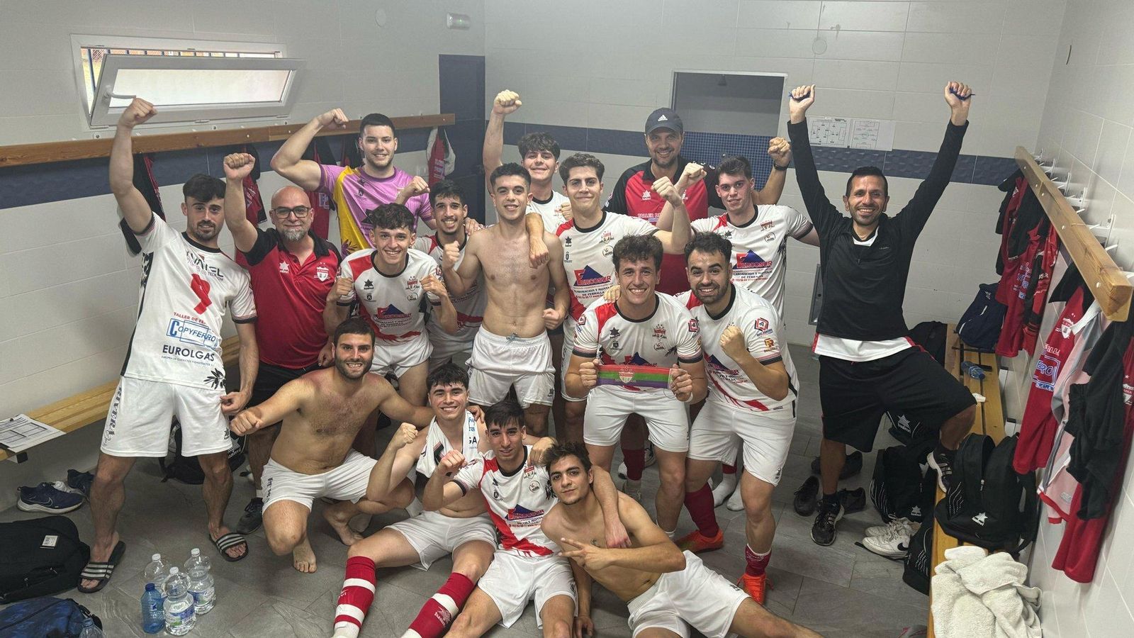 El plantel torrecampeño celebra su pase a semis tras vencer al Baeza CF.