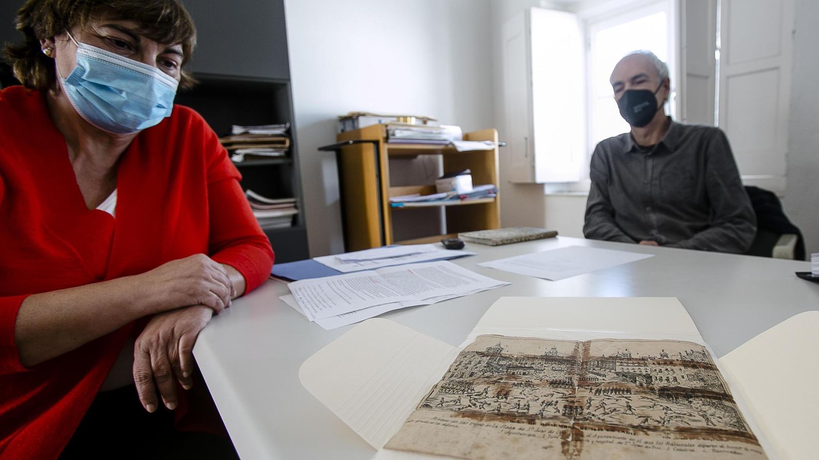 La técnico Carmen Gómez y el director del Archivo Municipal, Javier Fernández Reina, con el grabado.