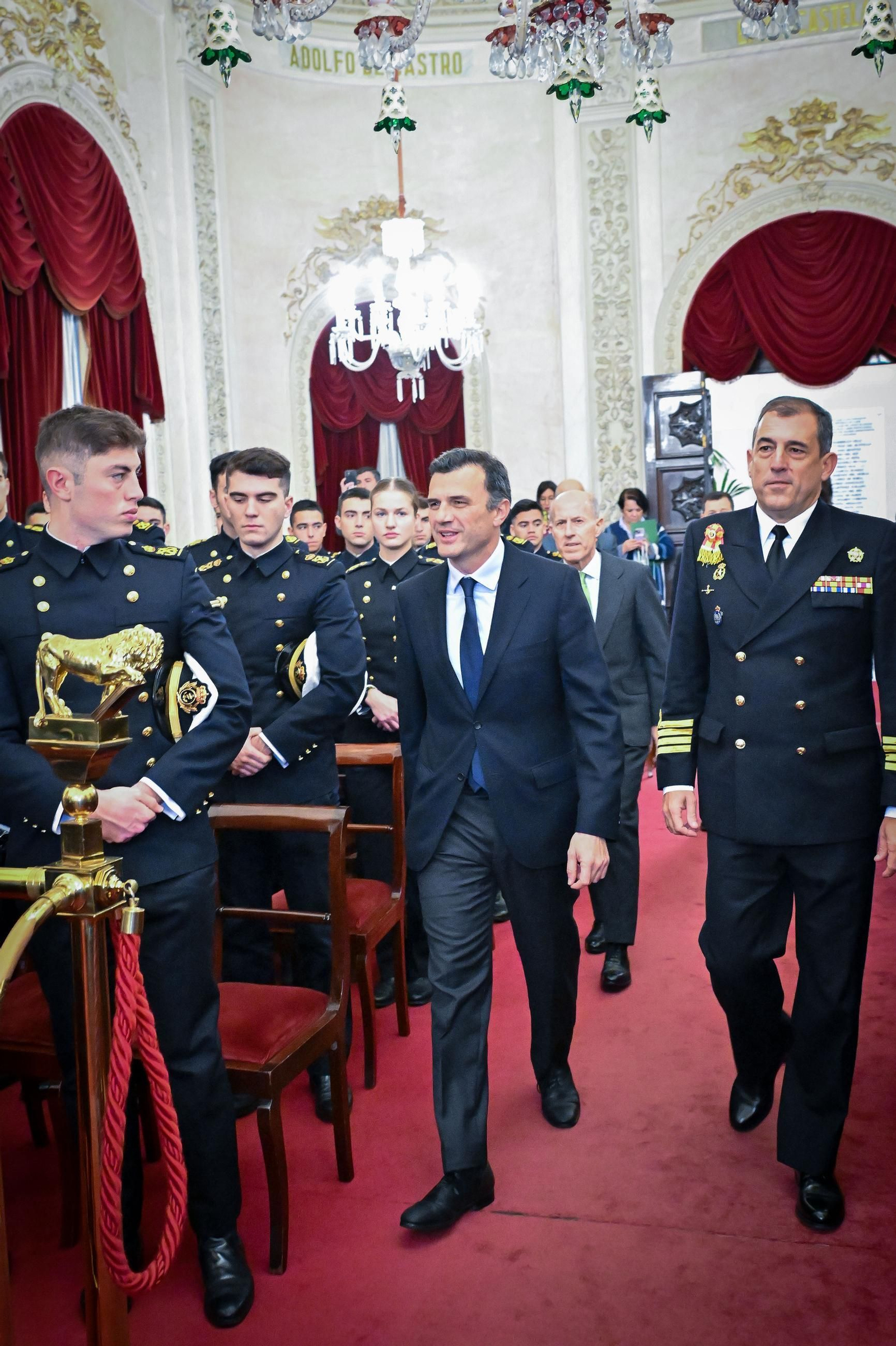 Las imágenes del recibimiento a los guardiamarinas del Elcano en el Ayuntamiento de Cádiz, con la Princesa Leonor