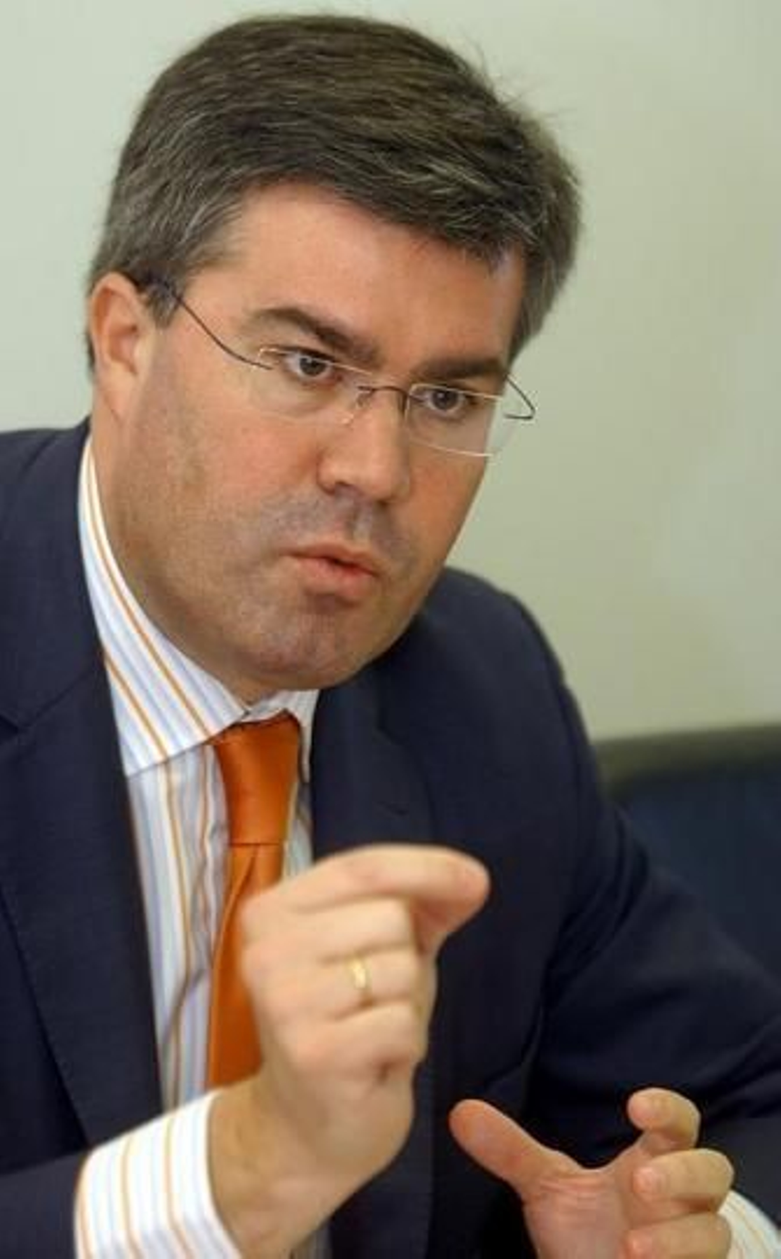 PSOE vs. PP en un debate sobre la política fiscal