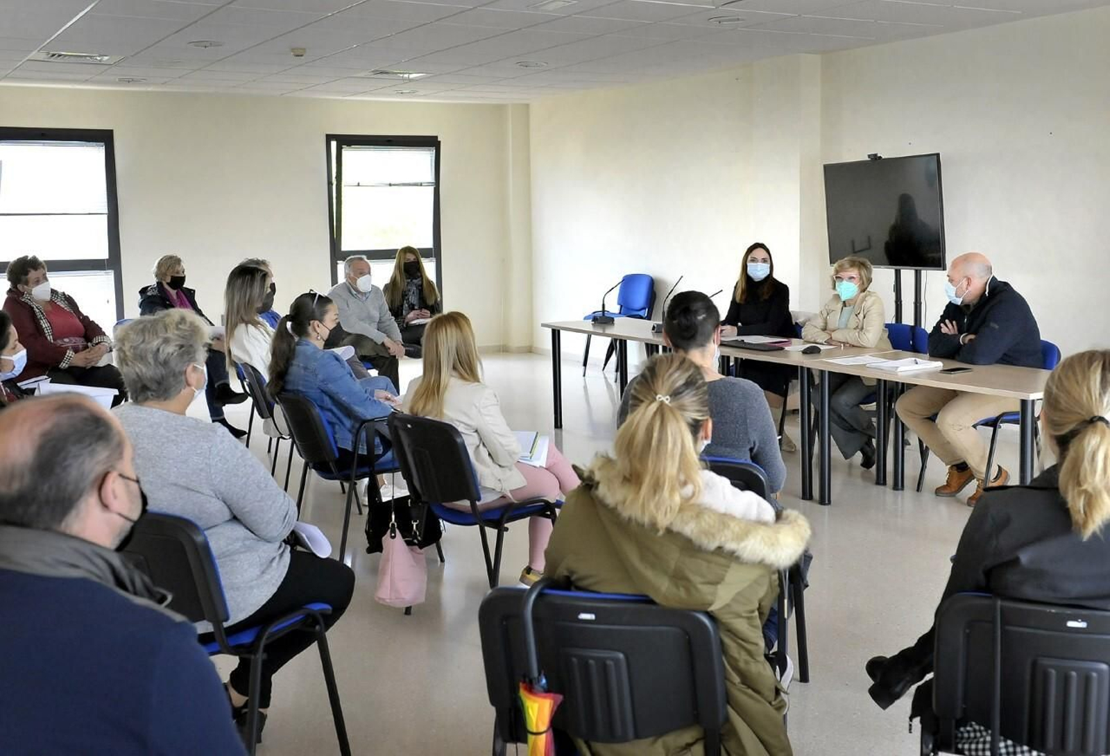 Imagen de la reunión de Collado con representantes de las pedanías