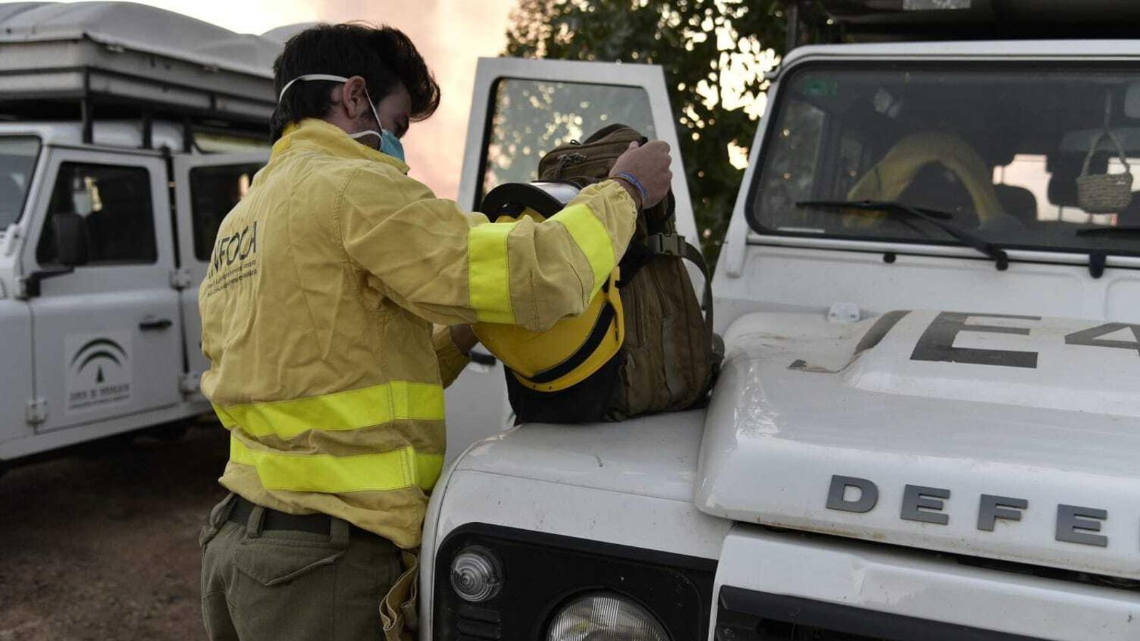 Un bombero forestal del Infoca se prepara para trabajar en el incendio, esta mañana.