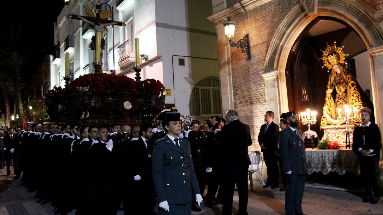 EL Cristo de la Misericordia frente a la patrona de Vera.