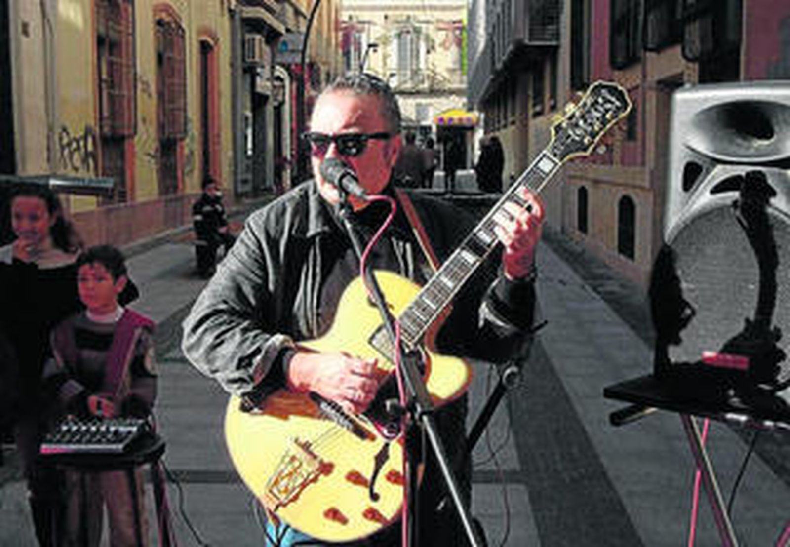 Chipo Martínez en su faceta de guitarrista en la que lleva muchos años.