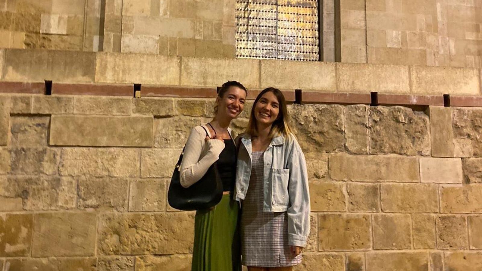 Andreea Nistor junto a una amiga en la fachada de la Mezquita-Catedral de Córdoba.