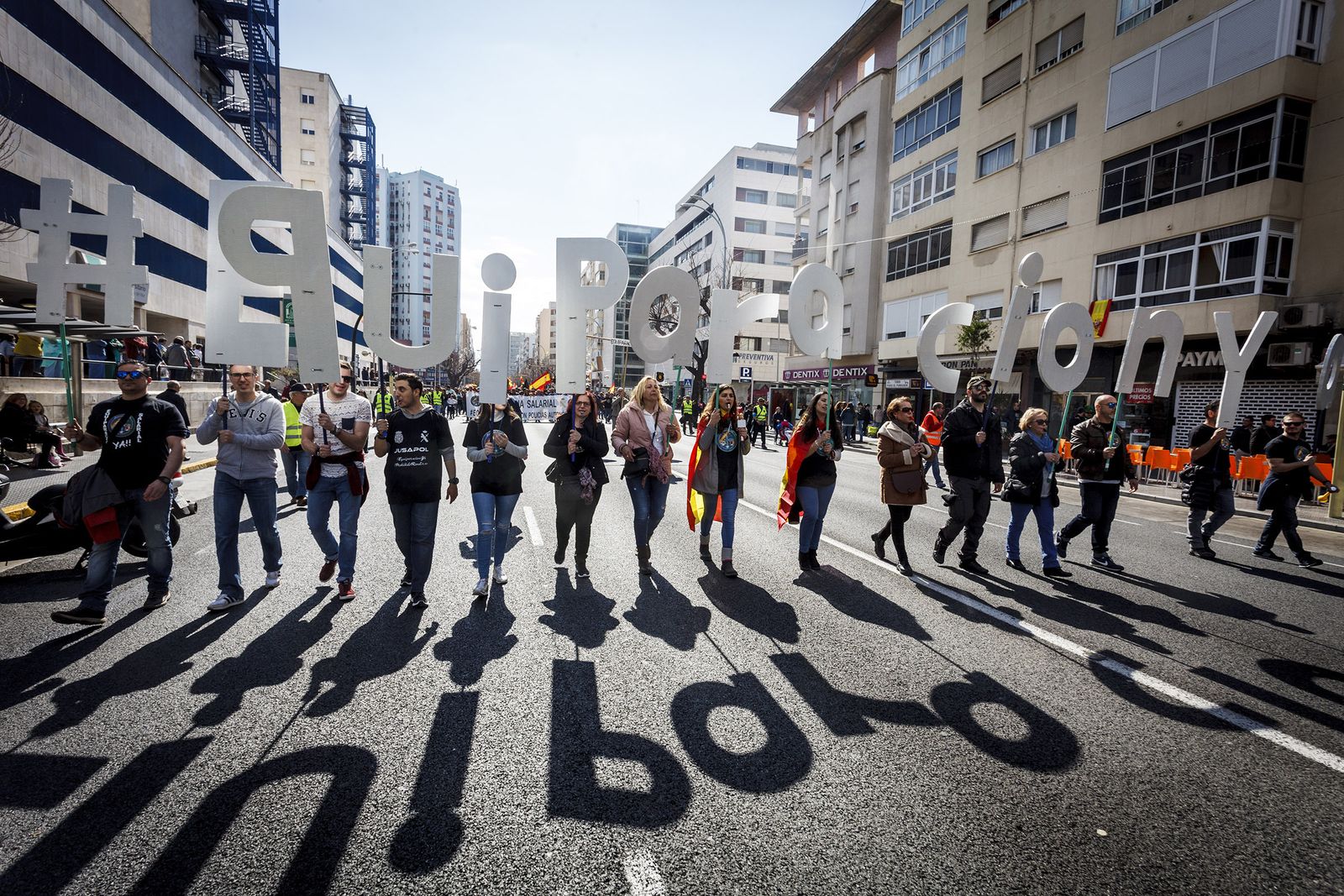 El principal lema de la manifestación, Equiparación, en grandes letras portadas por manifestantes.