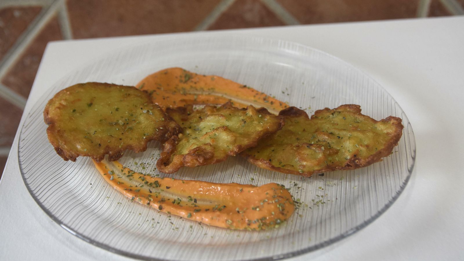 Las tortillitas de camarones, uno de los platos estrella de esta cervecería.