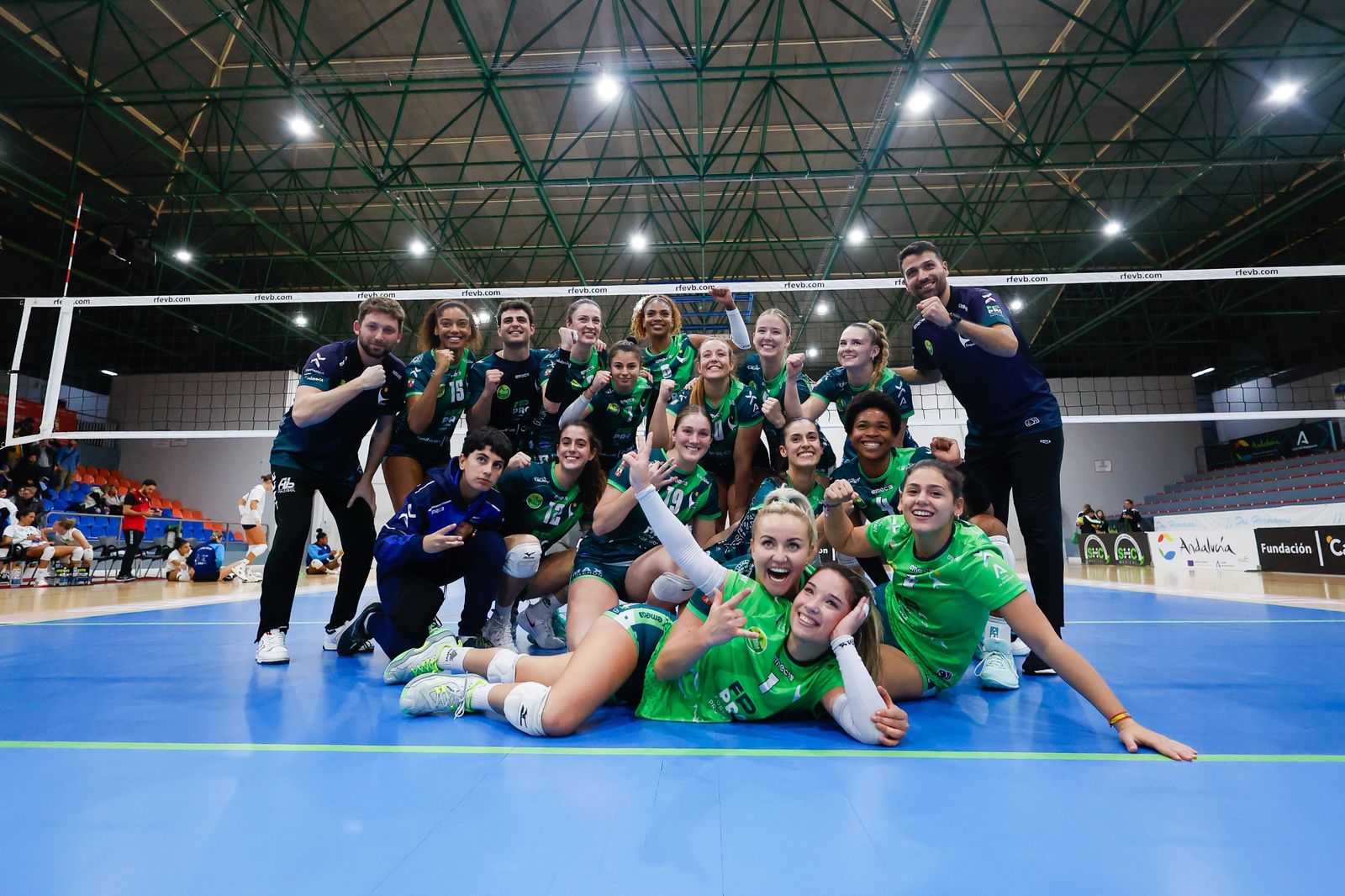 Las jugadoras del FP Pro Voley Cajasol celebran su último triunfo ante el Sayre.