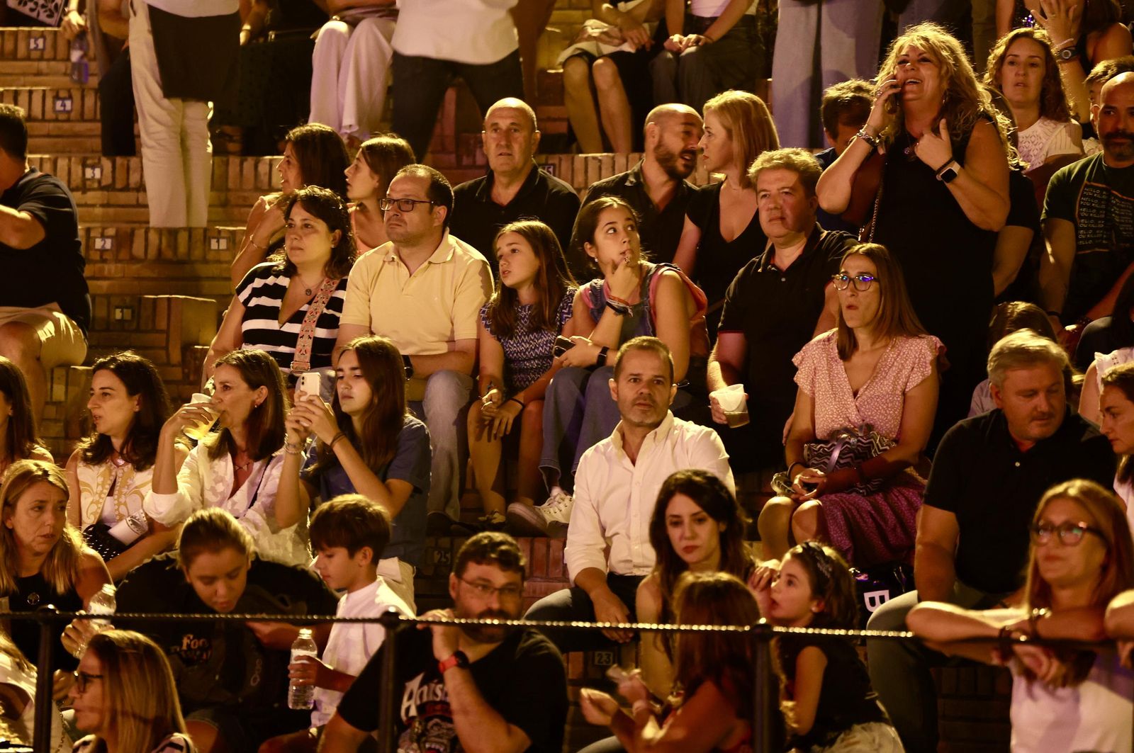 Búscate en el concierto de Hombres G