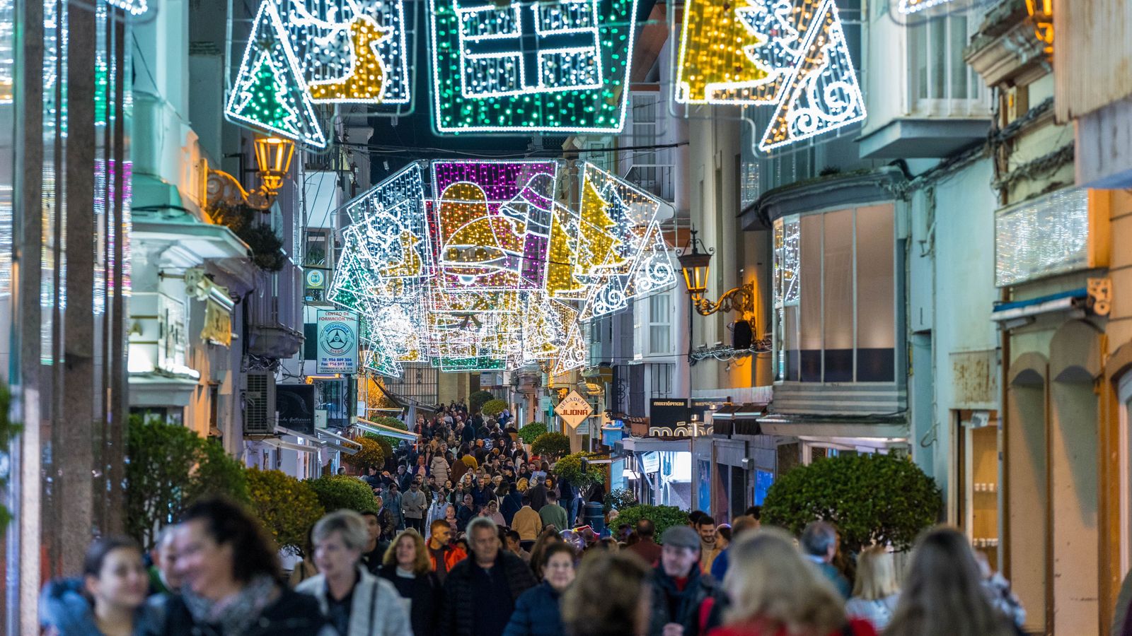 Concurrido aspecto que presenta la calle Rosario de San Fernando durante el puente.