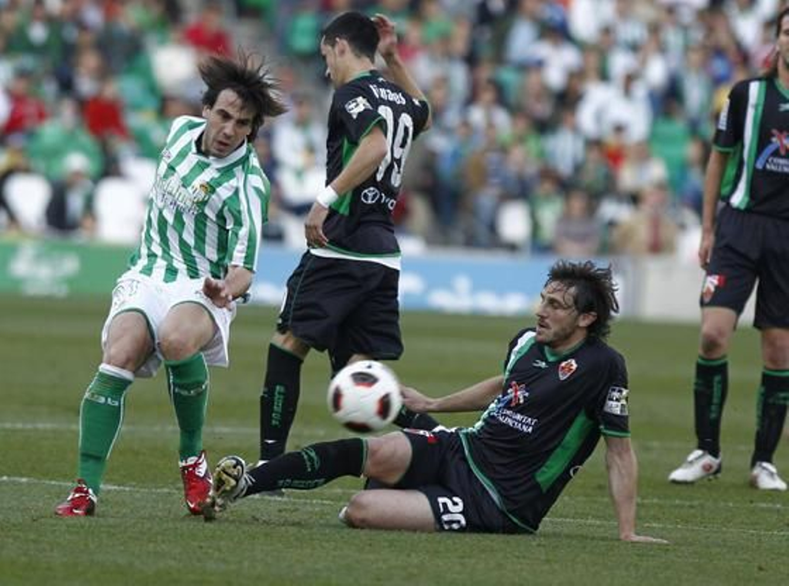 El Betis pierde en casa, con el Elche (1-4), su cuarto partido seguido. / Antonio Pizarro