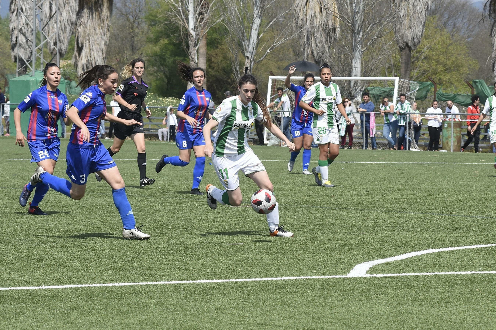 La blanquiverde María Marín controla el balón ante una jugadora del Extremadura.