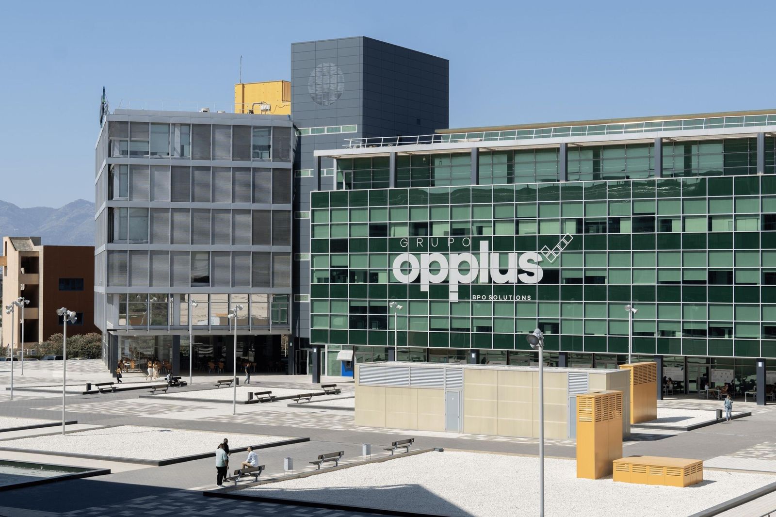 OPPLUS cuenta con más de 2.500 empleados y casi dos décadas de trayectoria.