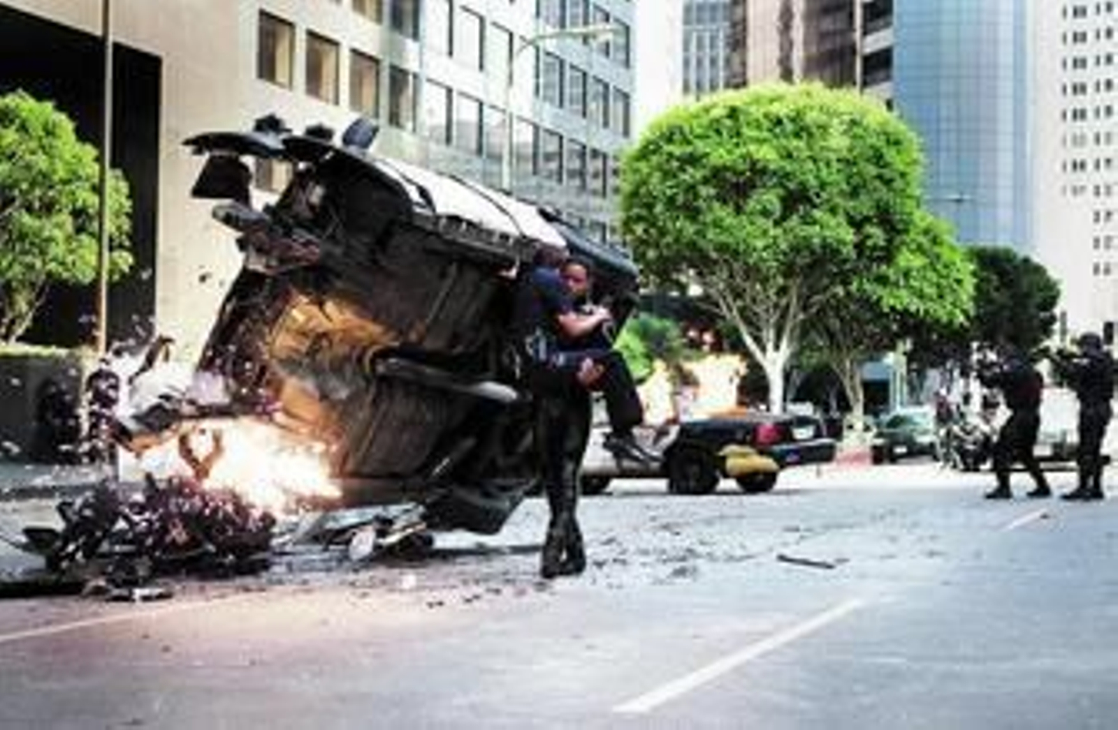 propio uniforme oscuro y bien impermeable, aunque lucha contra el mal a cara descubierta.