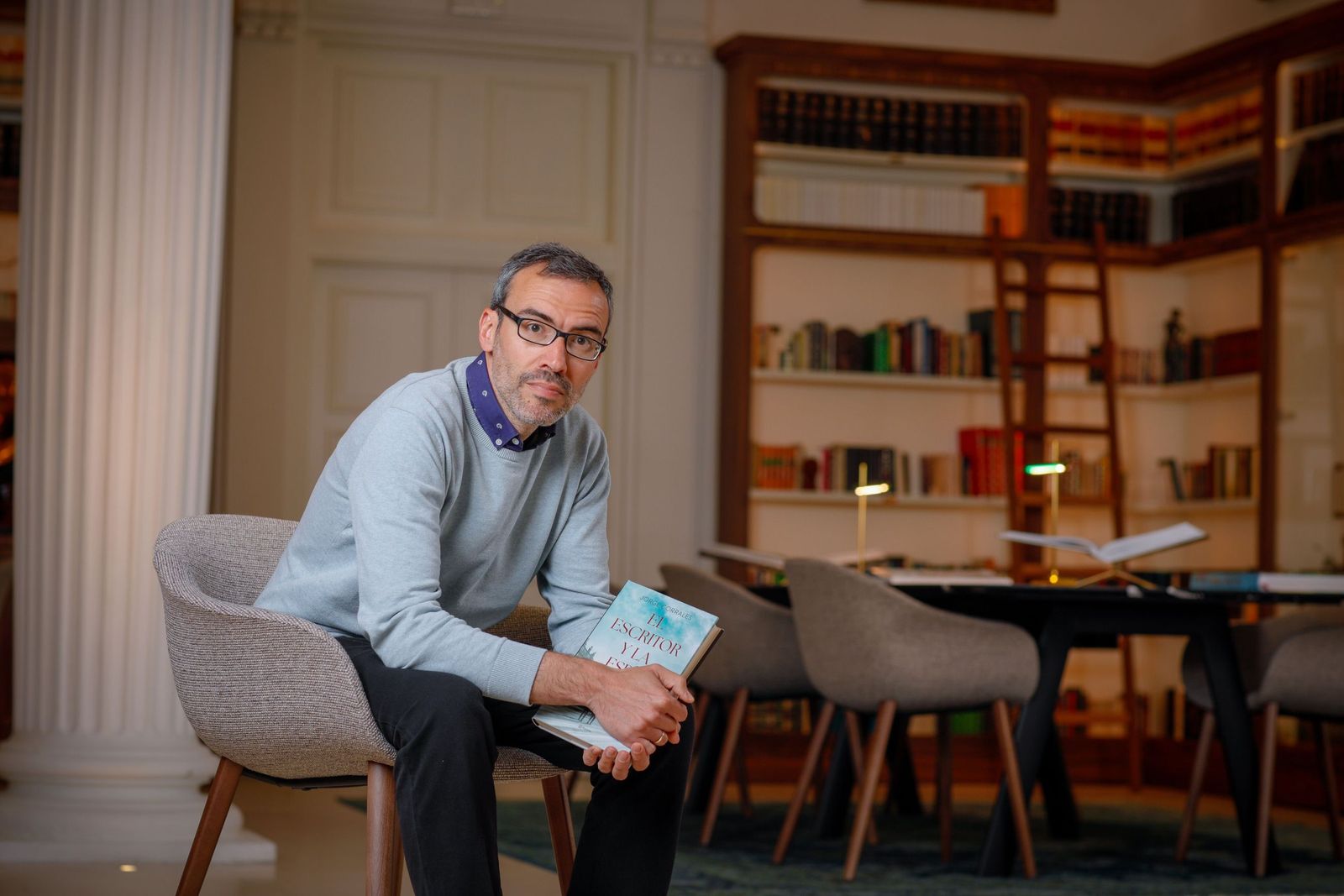 El escritor Jorge Corrales, con un ejemplar de su nueva novela.