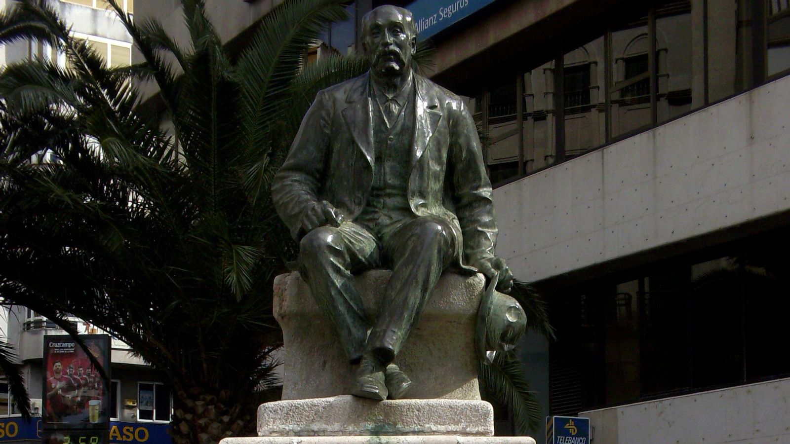 Aspecto de la estatua dedicada al médico jiennense.