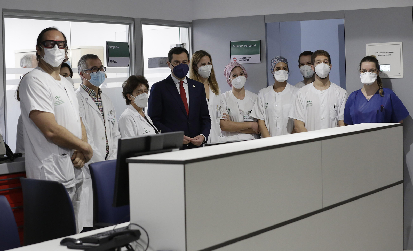 Moreno se fotografía con profesionales del antiguo Hospital Militar el día del primer aniversario de su reapertura.