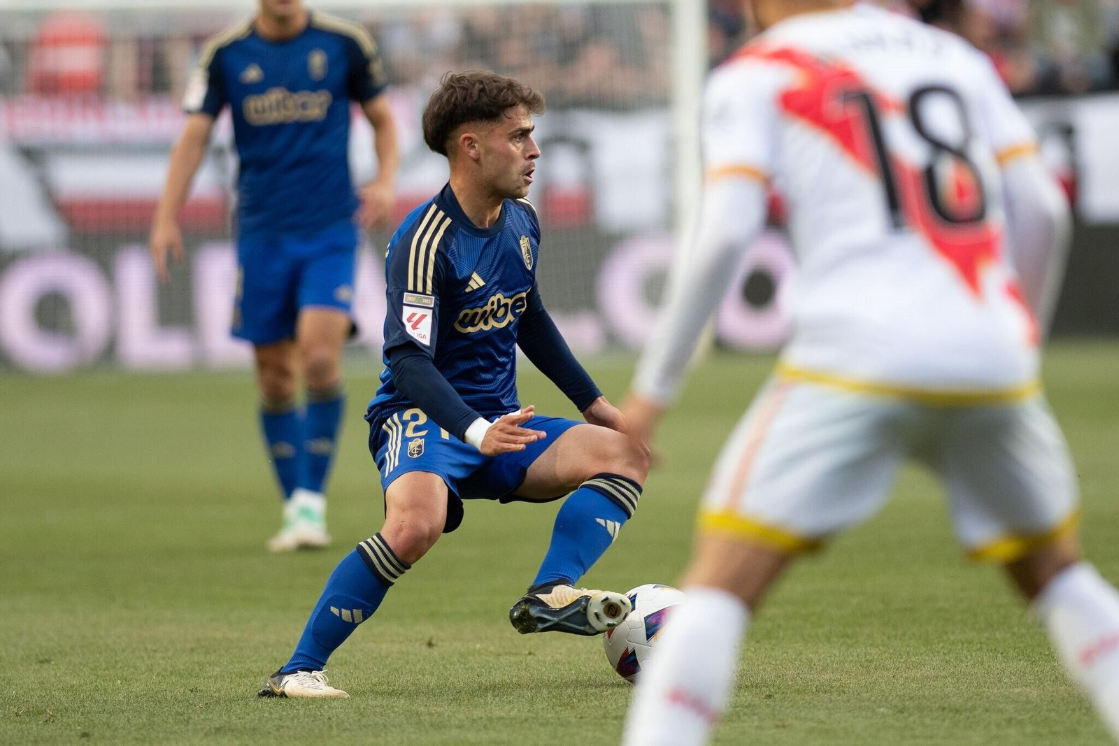 Melendo controla el balón ante un jugador del Rayo Vallecano