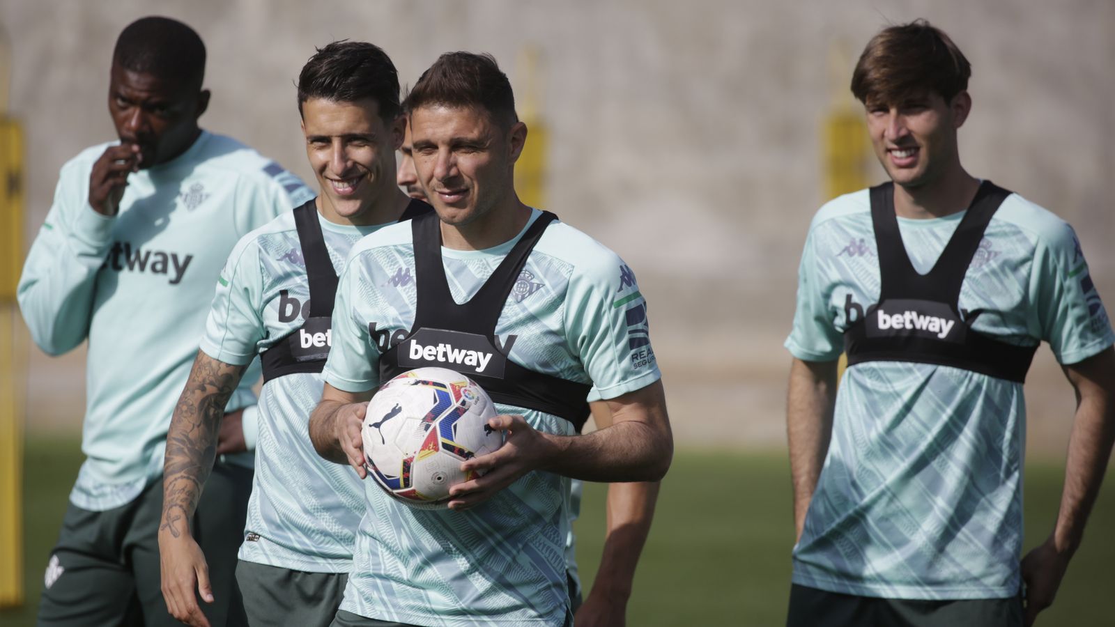 Joaquín sujeta un balón en el entrenamiento.