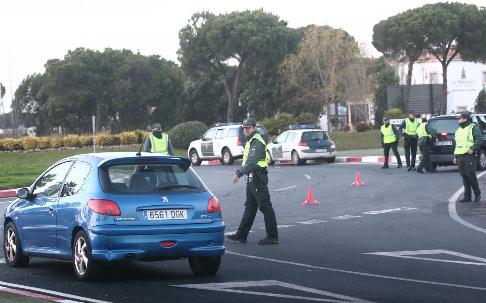 Control de la Guardia Civil en los accesos al municipio de Aljaraque.