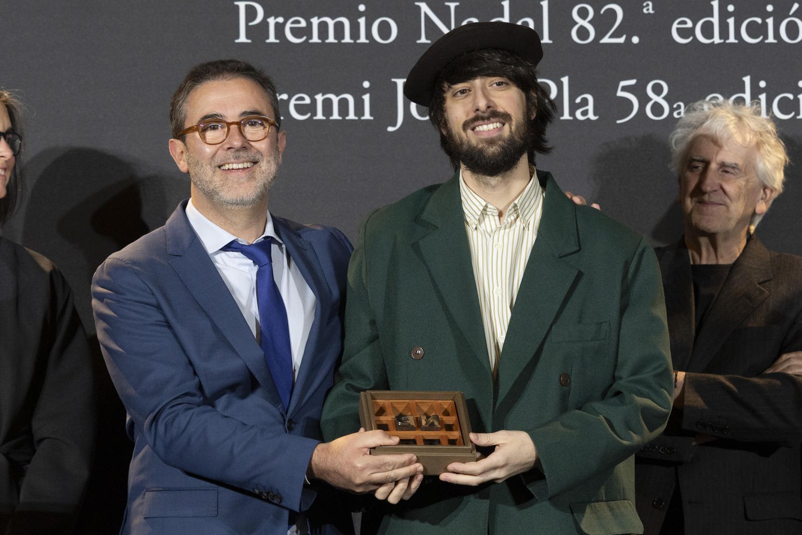 El escritor David Uclés (d) acompañado por el director editorial de Ediciones Destino, Emili Rosales, tras recibir el Premio Nadal de Novela 2026 durante el acto que se ha celebrado hoy martes en Barcelona.