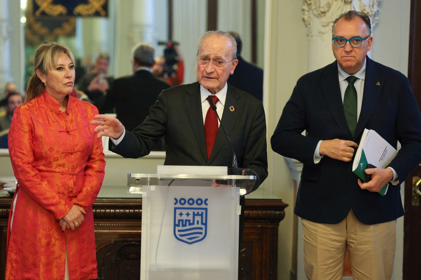 Carolina España, consejera de Economía; Francisco de la Torre, alcalde de Málaga; y Arturo Bernal, consejero de Turismo.