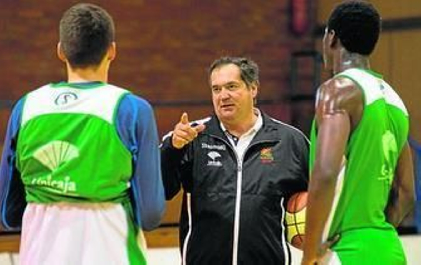 Paco Aurioles da órdenes durante el entrenamiento de ayer.