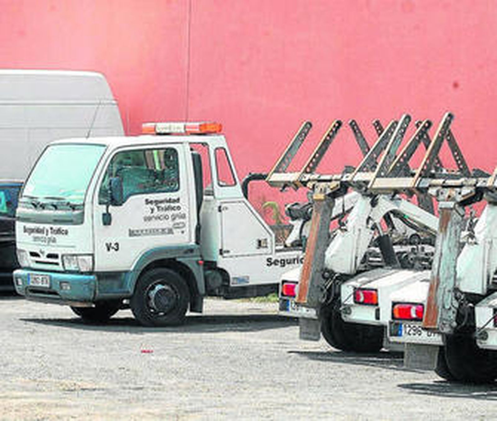 Vehículos adscritos al servicio de grúa, dentro del depósito de la concesionaria.