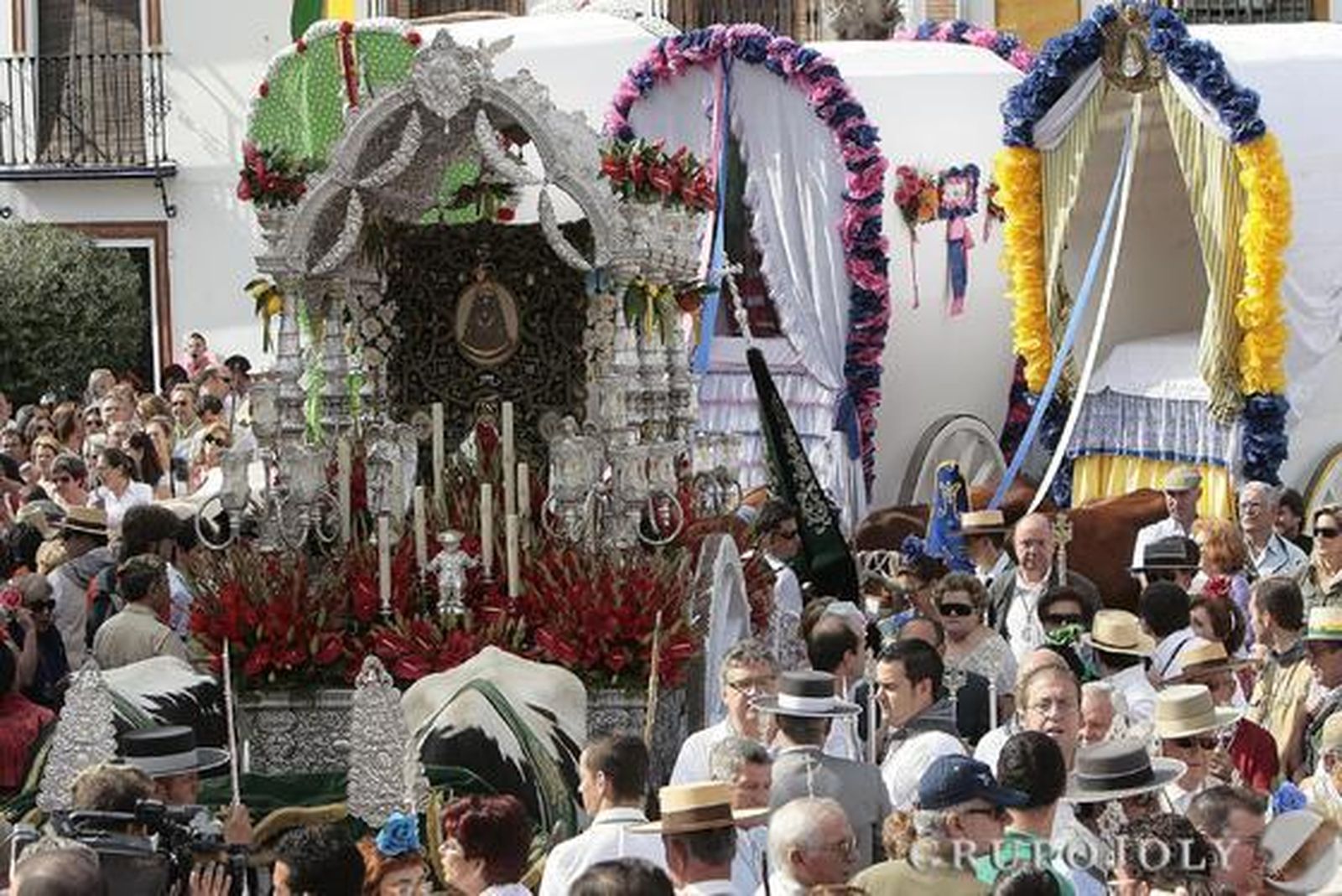 El simpecado de la hermandad de Gines seguido de las carretas.

Foto: José Ángel García