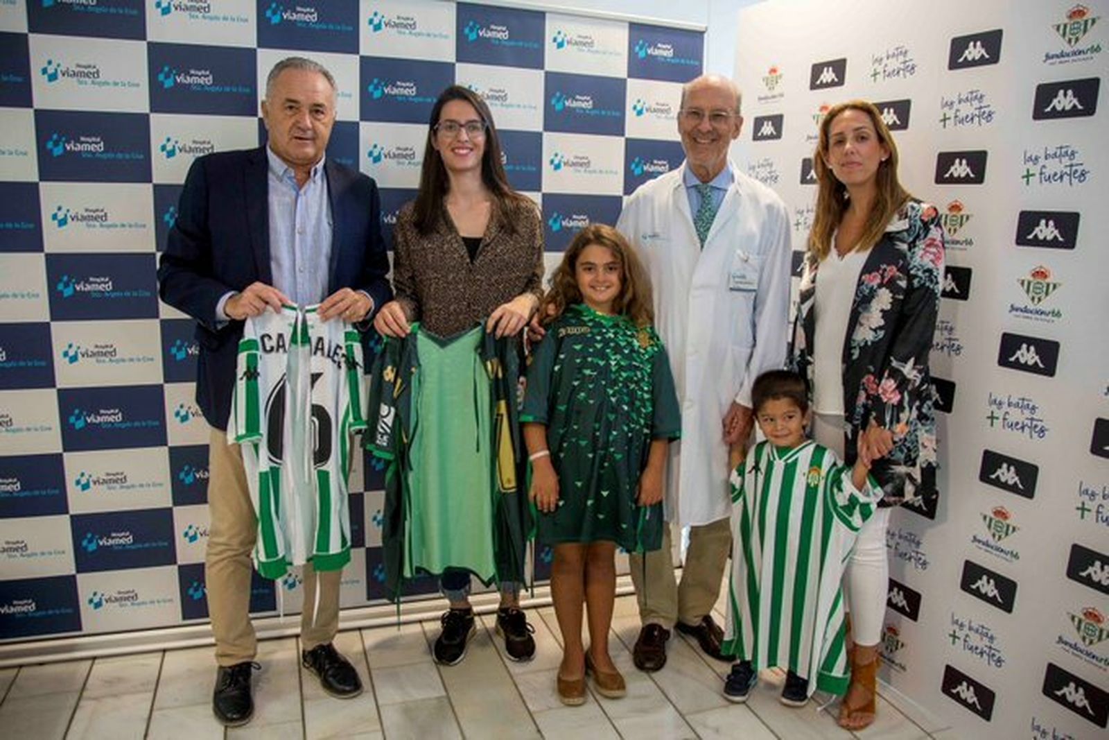 Momento de la entrega de las batas.