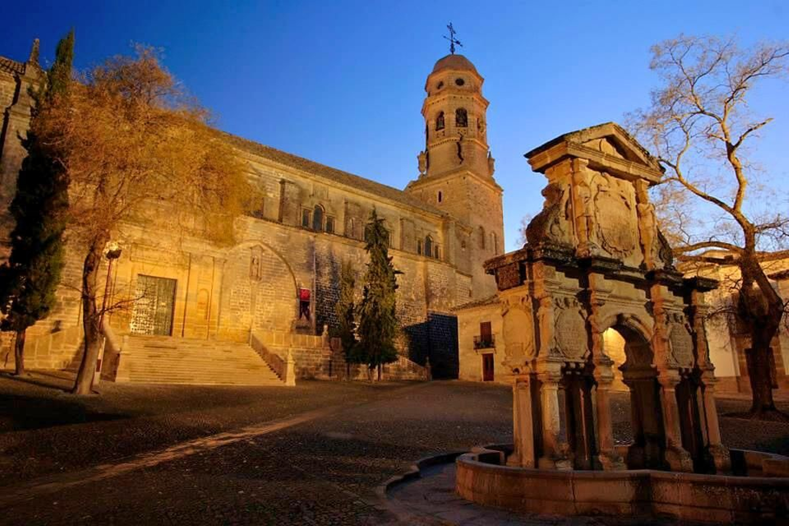 La Plaza de Santa María de Baeza, con la catedral, fuente renacentista y palacios a su alrededor, es uno de los lugares más visitados de la Ciudad Patrimonio de la Humanidad.