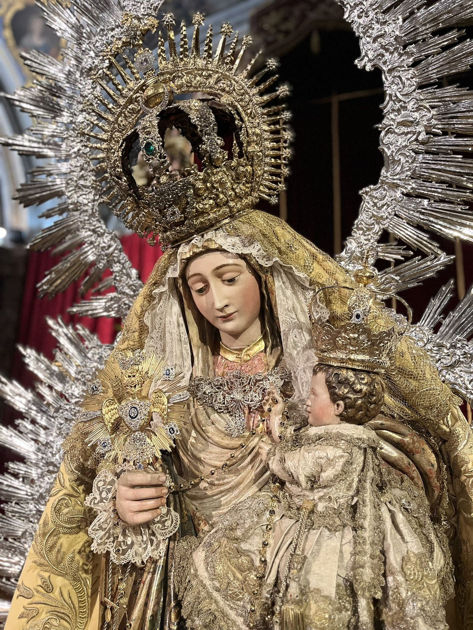 La Virgen del Amparo en su pasado besamanos