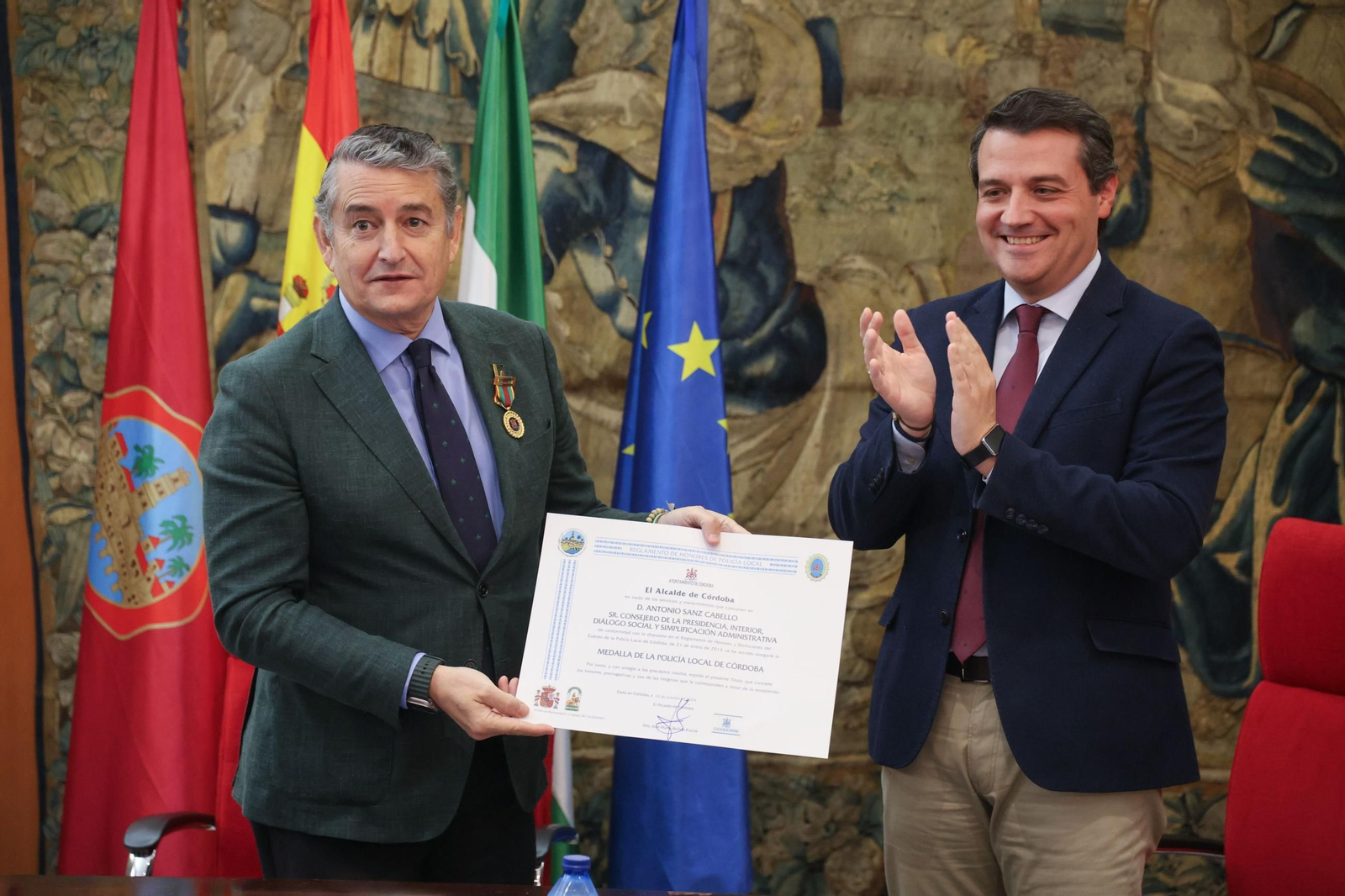 Antonio Sanz recibe la Medalla y el diploma de manos de José María Bellido
