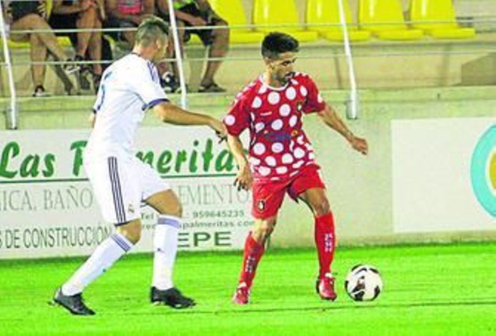 Chuli -a la derecha, con el balón-, en una acción del partido amistoso que enfrentó en Lepe al Recre con el Castilla.