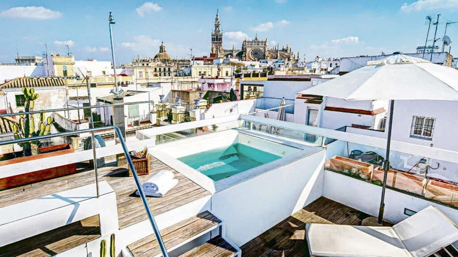 Una pequeña piscina con vistas a la Giralda.