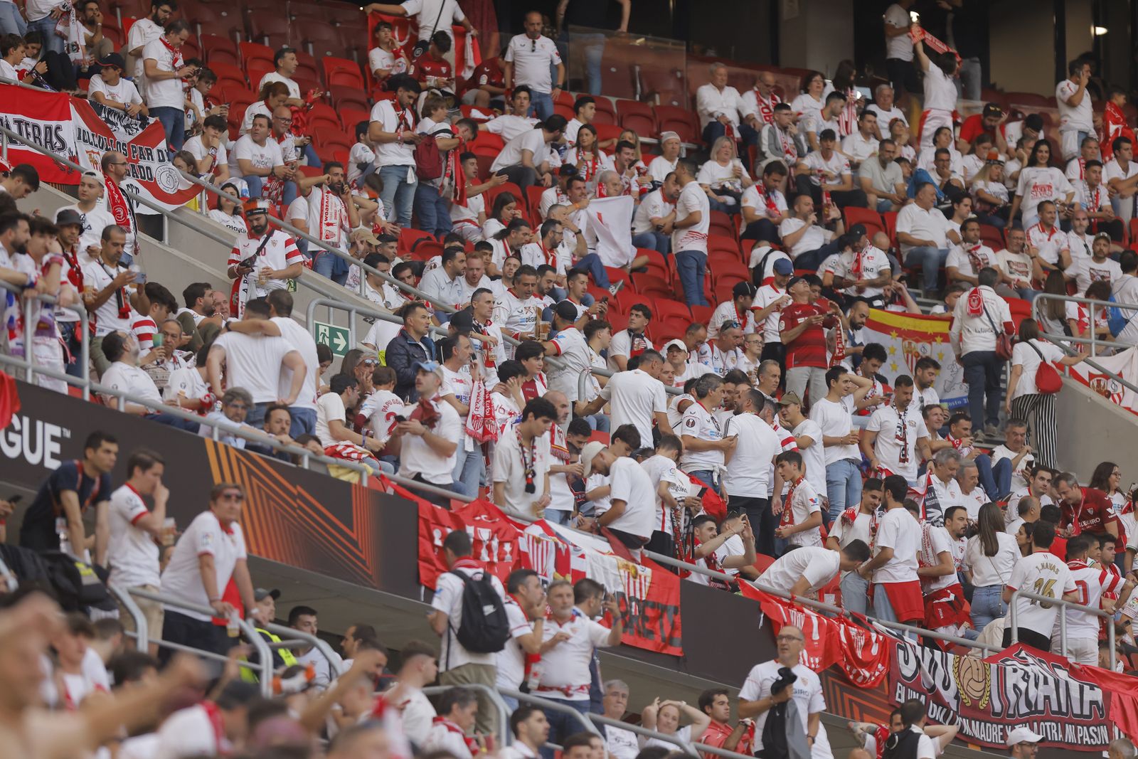 Búscate en las fotos del Sevilla-Roma