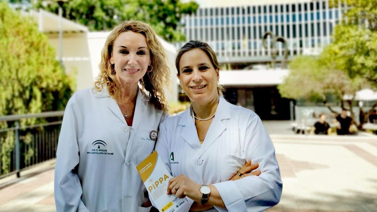 A la izquierda la jefa de Dermatología del Hospital Universitario de Valme de Sevilla, Amalia Pérez, junto a María Coronel, coordinadora de su Unidad de Oncología Cutánea, ambas participantes en este proyecto.
