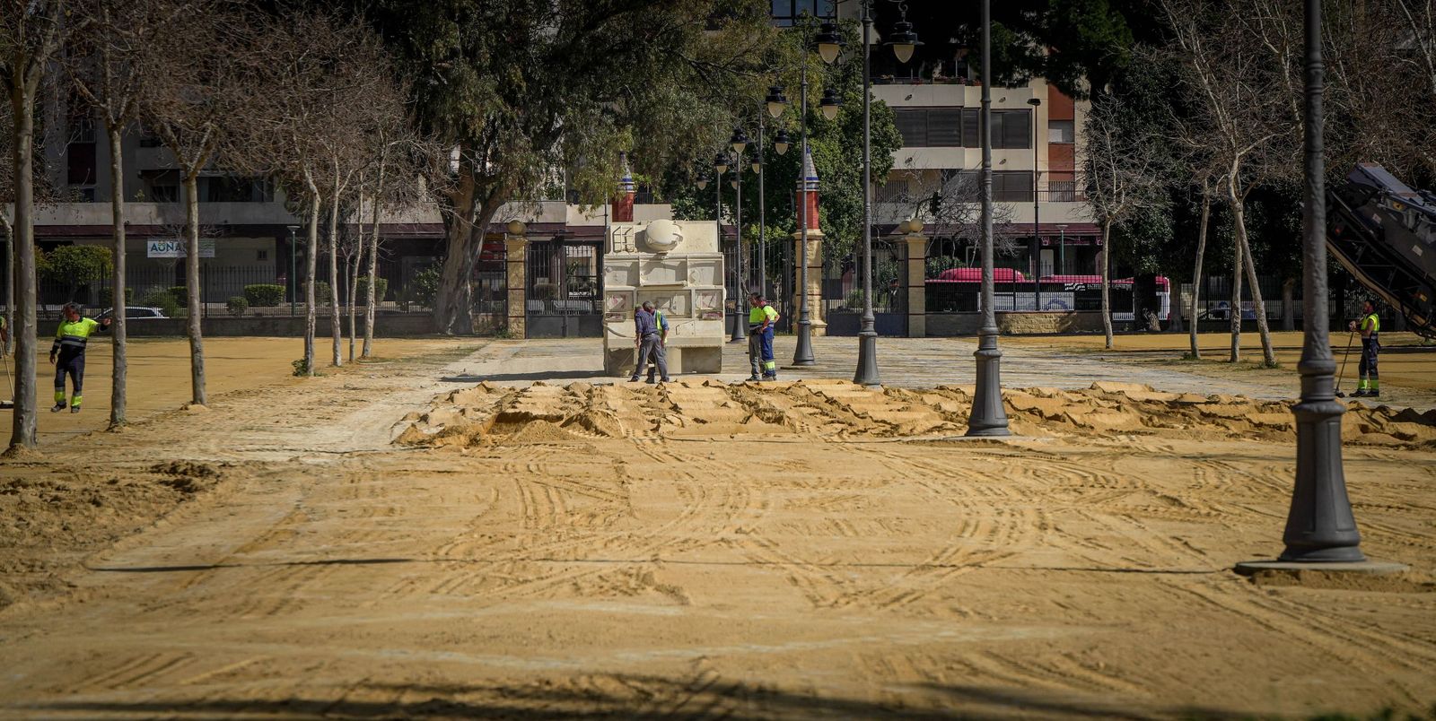 Ya ha empezado el montaje de casetas y reposición del albero en el Hontoria