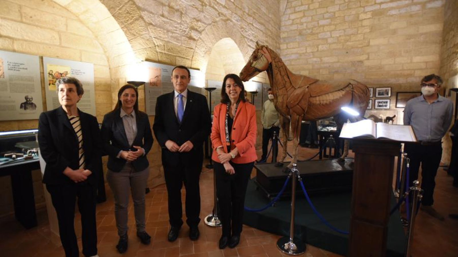 Dirigentes institucionales en la inauguración de la muestra.