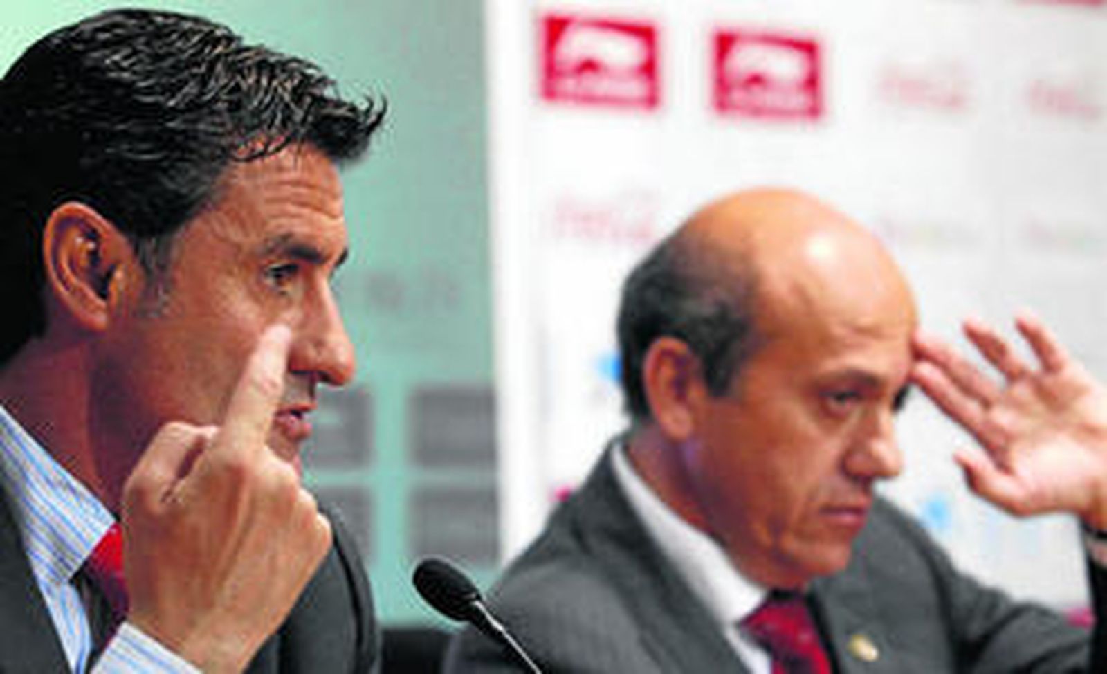 Míchel se explica durante su presentación como nuevo entrenador del Sevilla en presencia de José María del Nido.