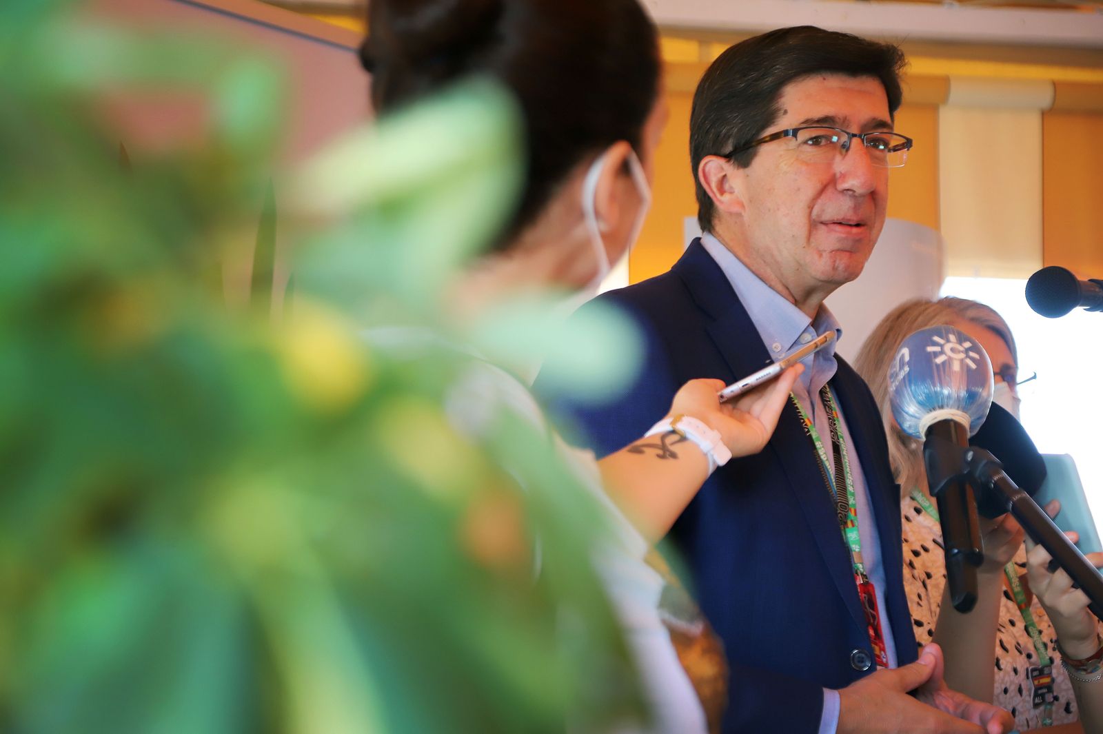 El consejero de Turismo, Juan Marín, en el Mesón La Cueva.