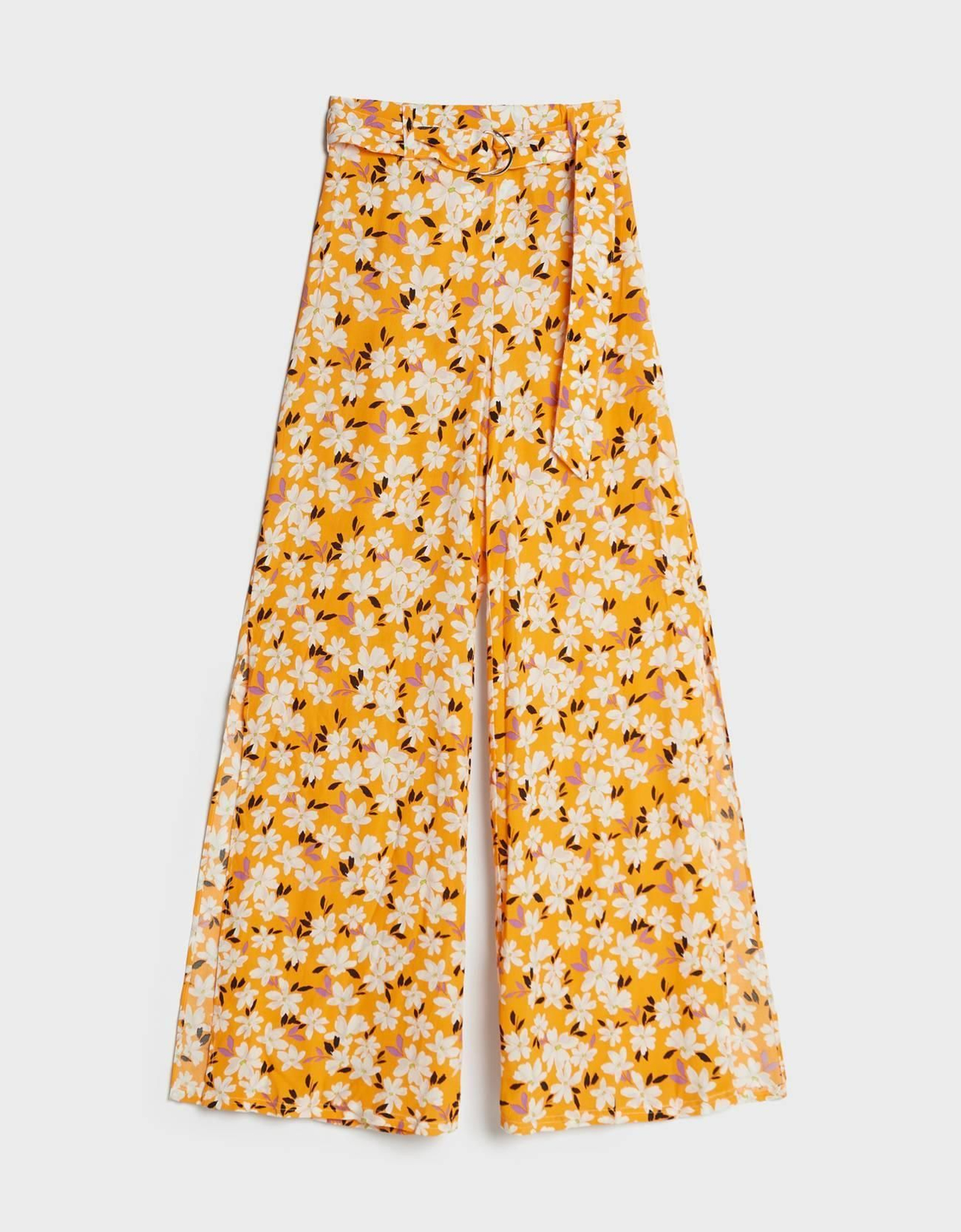 Pantalón 'wide leg' de flores de Bershka.