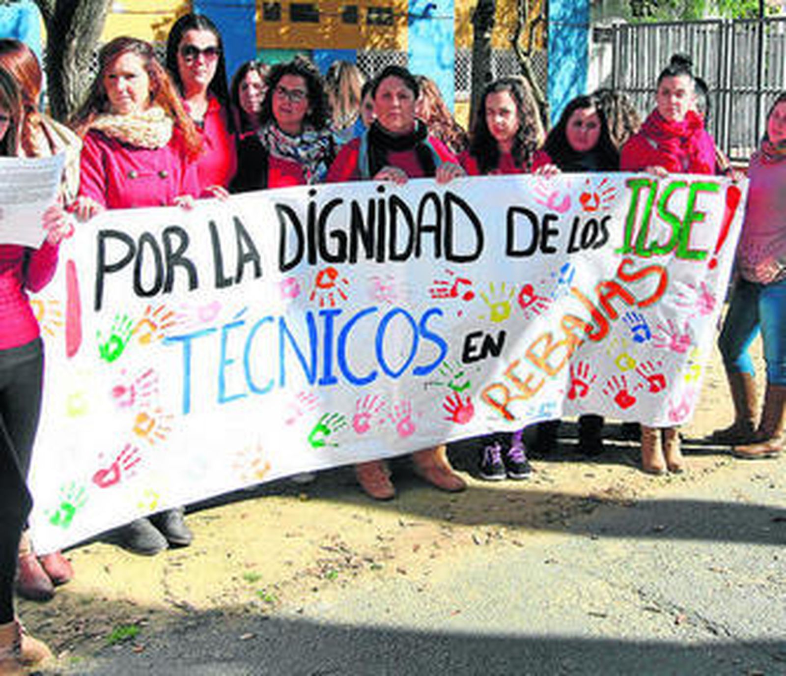 La concentración se celebró ayer a las puertas del IES La Orden.
